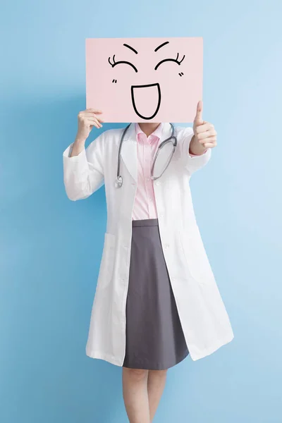 Medico con cartellone felice — Foto Stock