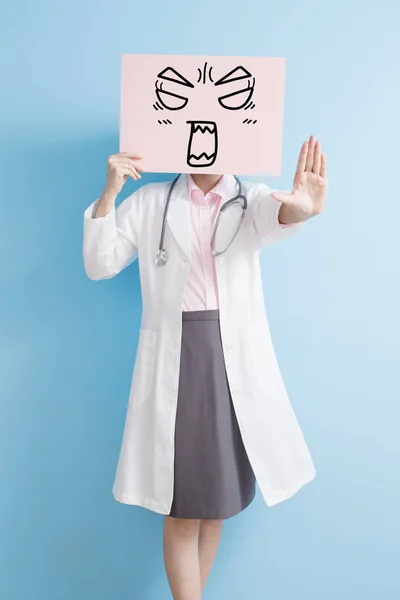 Доктор держит рекламный щит — стоковое фото