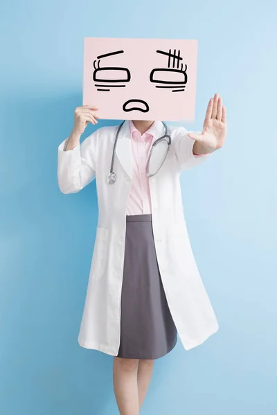 Ärztin mit müder Plakatwand — Stockfoto