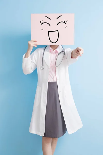 Kadın doktor holding mutlu billboard — Stok fotoğraf
