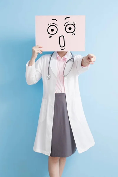 Γυναίκα γιατρός κρατώντας πινακίδα έκπληξη — Φωτογραφία Αρχείου