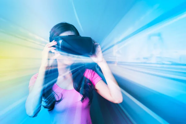 Mujer usando gafas VR-auriculares —  Fotos de Stock