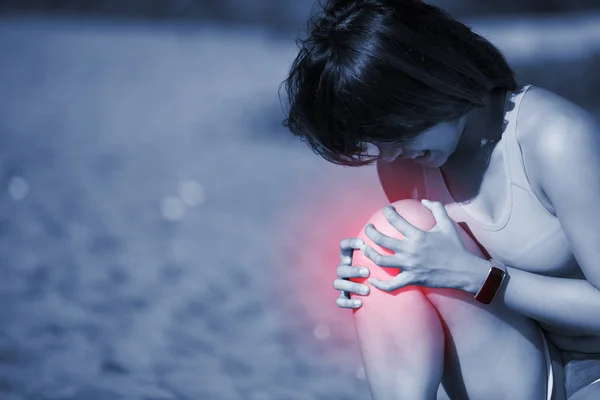 Wanita olahraga dengan cedera lutut — Stok Foto