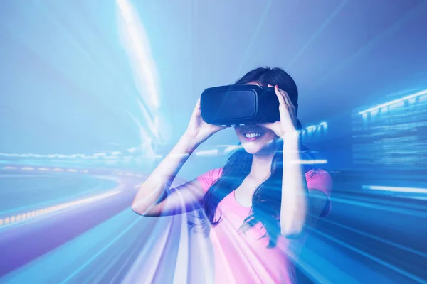 Woman using VR-headset glasses — Stock Photo, Image