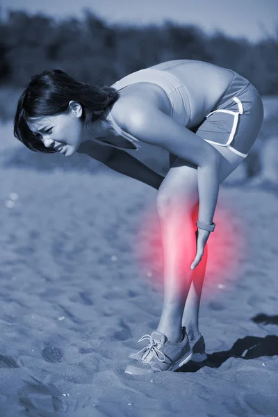 Αθλητισμός γυναίκα με κράμπα στο πόδι — Φωτογραφία Αρχείου