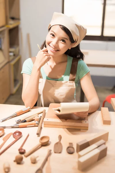 Vrouw houtbewerking en glimlachen — Stockfoto