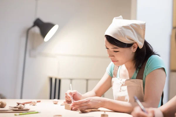 Vrouw houtbewerking en glimlachen — Stockfoto