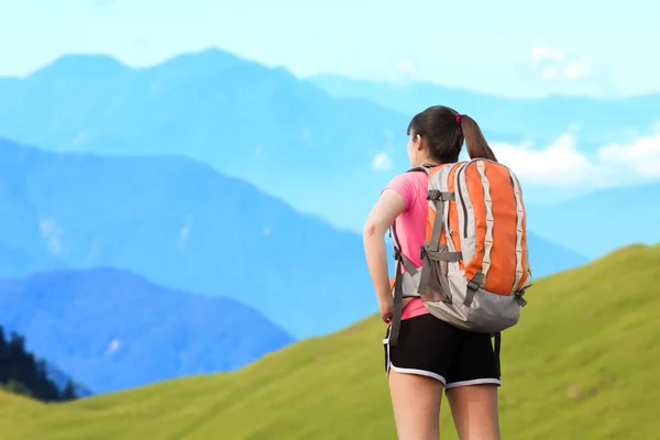 Mujer llevando mochila — Foto de Stock