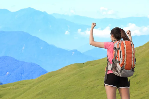 Woman climbing moutain — Stock Photo, Image