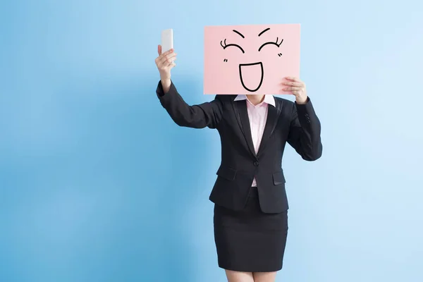 Femme d'affaires avec panneau d'affichage heureux — Photo
