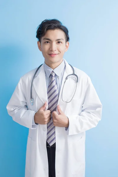 Médico masculino mostrando polegares para cima — Fotografia de Stock