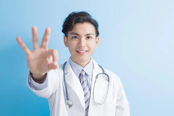 Médico masculino mostrando ok — Fotografia de Stock