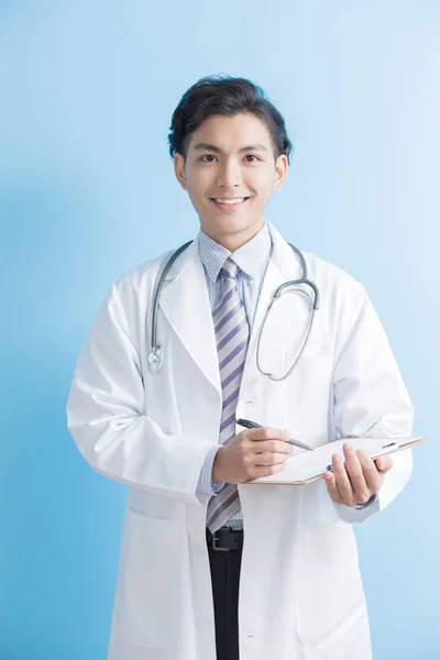 Doctor masculino mostrando portapapeles — Foto de Stock