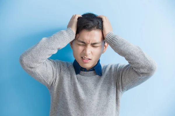 Hombre sintiendo dolor de cabeza — Foto de Stock