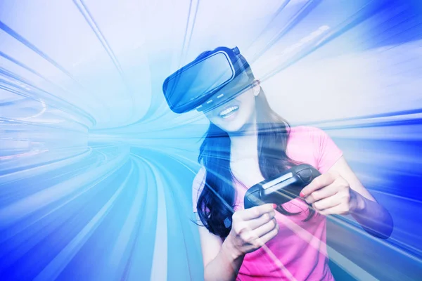 Mulher brincando com VR-fone de ouvido — Fotografia de Stock
