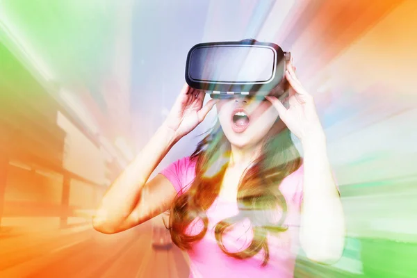 Vrouw spelen met Vr-headset — Stockfoto