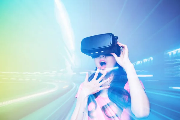 Женщина смотрит VR-гарнитуры очки — стоковое фото