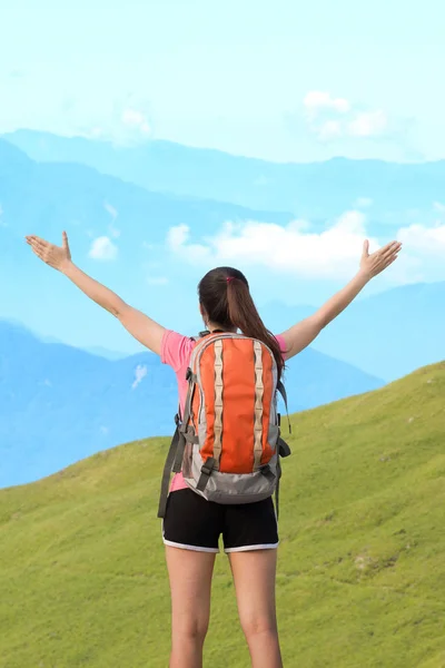 Woman climbing moutain — Stock Photo, Image