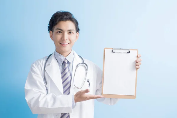 Médico masculino mostrando área de transferência — Fotografia de Stock