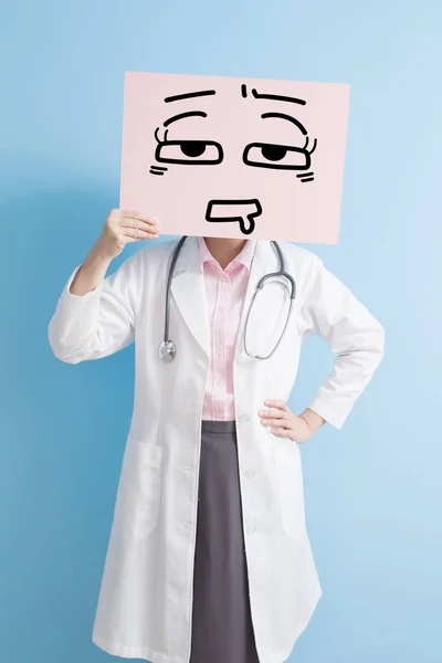 Médecin tenant panneau d'affichage — Photo