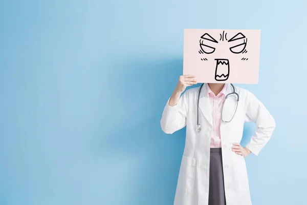 Doktor holding billboard — Stok fotoğraf