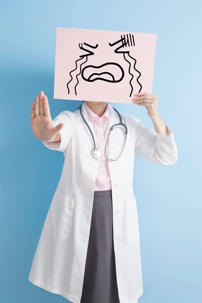 Доктор держит рекламный щит — стоковое фото