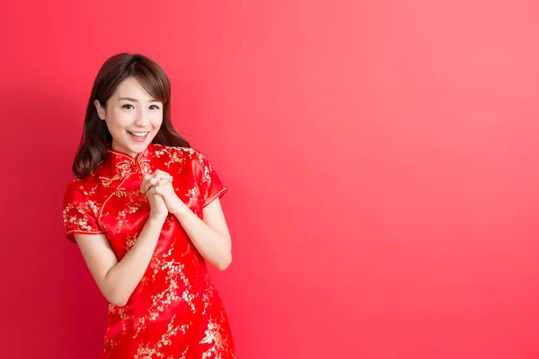 Frau trägt Cheongsam — Stockfoto