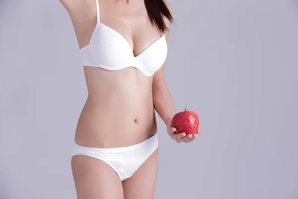 Fit mujer sostiene manzana — Foto de Stock