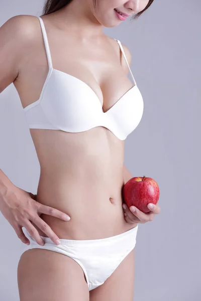 Uygun kadın elma tutar — Stok fotoğraf