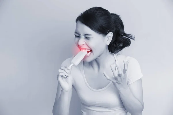 Mujer con dientes sensibles — Foto de Stock