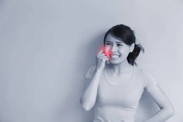 Bella donna con mal di denti — Foto Stock