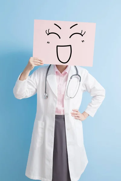 Лікар з білбордом посмішки — стокове фото