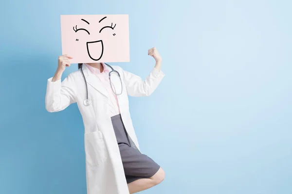 Ärztin mit Plakatwand — Stockfoto