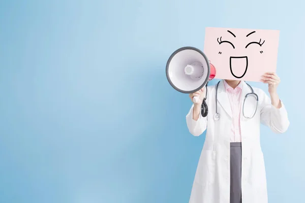 Arzt mit Plakatwand und Lautsprecher — Stockfoto
