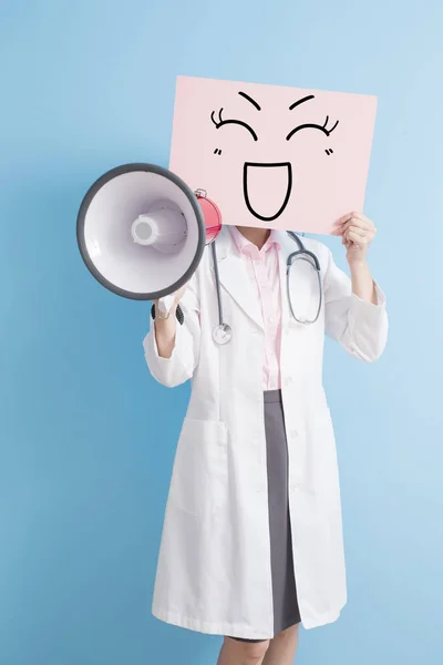 Γιατρός κρατώντας πινακίδα και δυνατός ομιλητής — Φωτογραφία Αρχείου