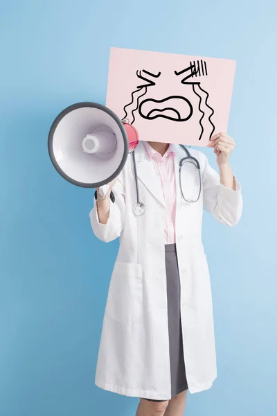 Лікар тримає рекламний щит і гучний спікер — стокове фото