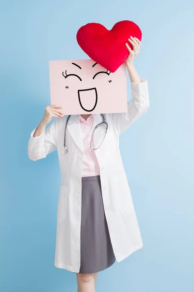 Femme médecin tenant panneau d'affichage — Photo