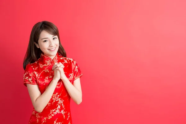 Mulher vestindo cheongsam e sorrindo . — Fotografia de Stock