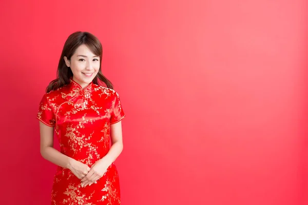 Mulher vestindo cheongsam e sorrindo . — Fotografia de Stock