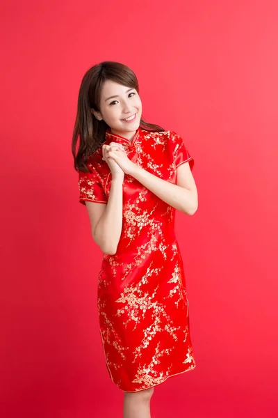 Vrouw cheongsam draagt en glimlachen. — Stockfoto