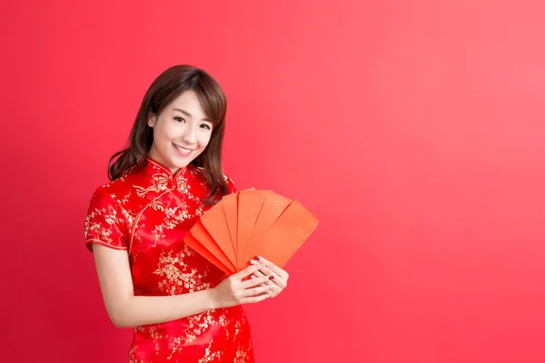 Mulher segurando envelopes vermelhos — Fotografia de Stock