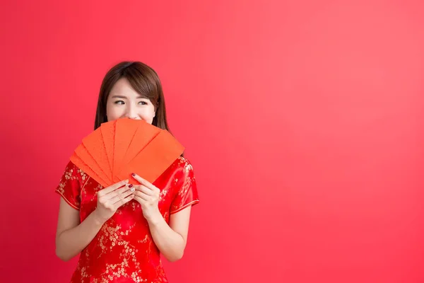 Vrouw bedrijf rode enveloppen. — Stockfoto