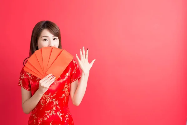 Vrouw bedrijf rode enveloppen. — Stockfoto