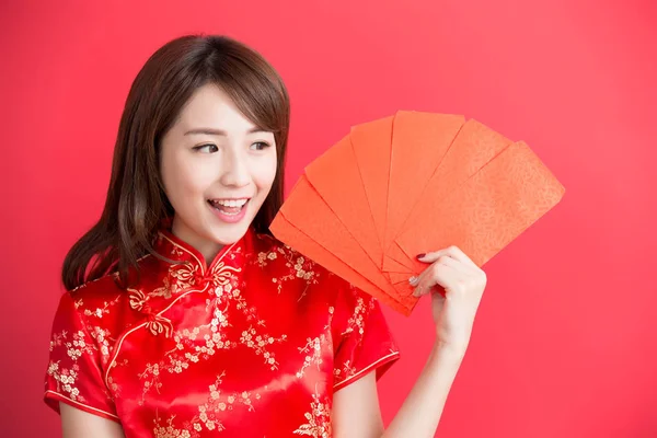 Mulher segurando envelopes vermelhos . — Fotografia de Stock