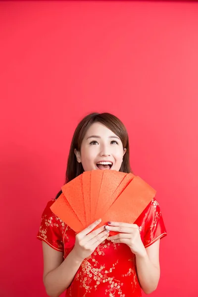 Жінка тримає червоні конверти . — стокове фото