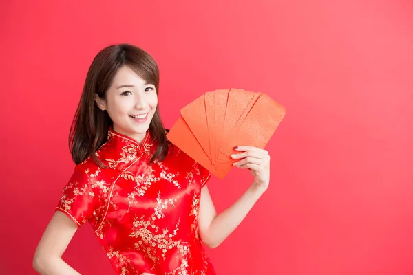 Mulher segurando envelopes vermelhos . — Fotografia de Stock