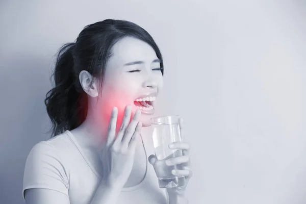 Mulher com dentes sensíveis — Fotografia de Stock