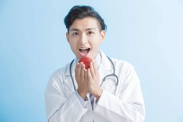 Doctor mostrar manzana a usted — Foto de Stock