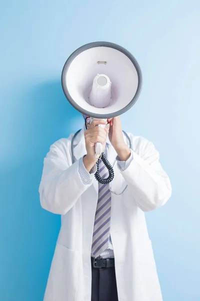 Αρσενικό ο γιατρός πάρει μικρόφωνο — Φωτογραφία Αρχείου