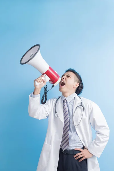 Mannelijke arts nemen microfoon — Stockfoto